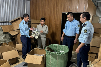 Dép Crocs giả mạo nhãn hiệu tràn lan, nguy cơ ảnh hưởng sức khỏe người dùng 